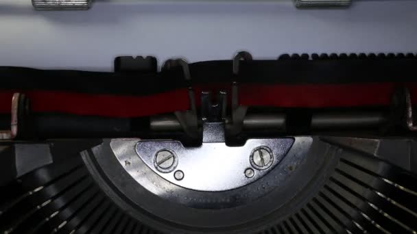 Dactylographie avec écrit dans le journal 