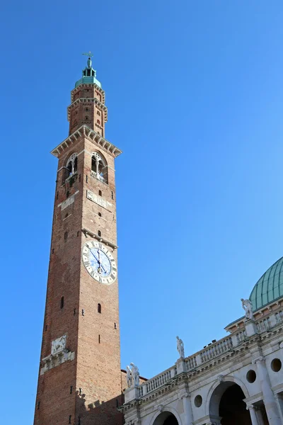 Torre mais alta da Basílica Palladiana em Vicenza com sk azul — Fotografia de Stock