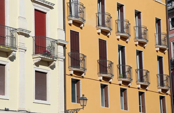 Casa italiana com pequena varanda — Fotografia de Stock