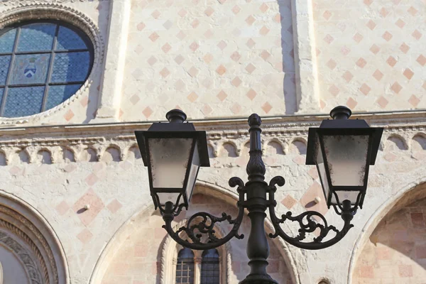 イタリアの都市で 2 つの街灯 — ストック写真