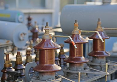 eski bir elektrik akım transformatörü elektrik konektörleri