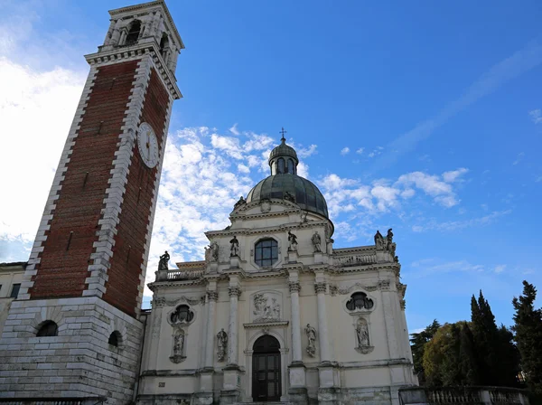 Великий базиліки di Monte Berico напрямку Vicenza в Італії — стокове фото