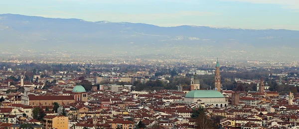 Panorama van de stad vicenza met de grote basiliek palladia — Stockfoto