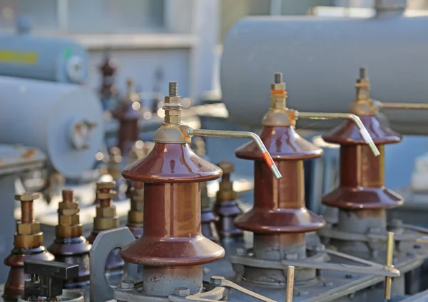 Eski bir elektrik akım transformatörü elektrik konektörleri — Stok fotoğraf