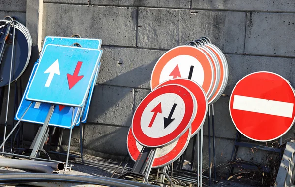 Cartelli stradali in un magazzino di società di costruzioni — Foto Stock