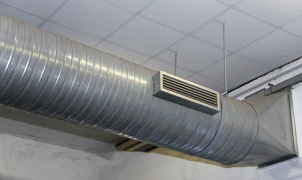 Airconditioning en verwarming met roestvrij staal buis in een wo — Stockfoto