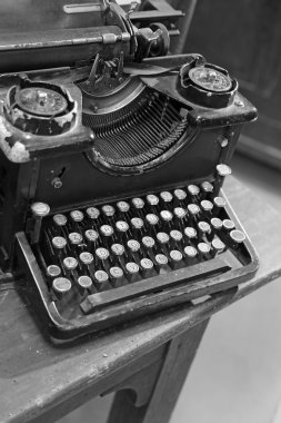 Beyaz tuşlar ile antik siyah paslı daktilo