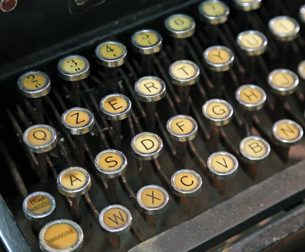 Máquina de escrever antiga com chaves brancas — Fotografia de Stock