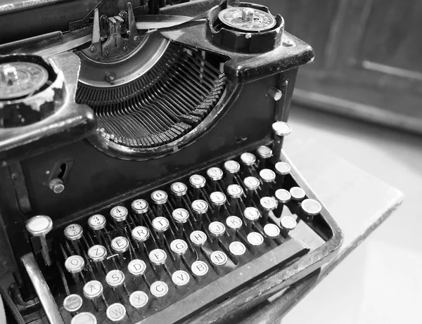 Antiga máquina de escrever preta enferrujada usada por dactilógrafos — Fotografia de Stock