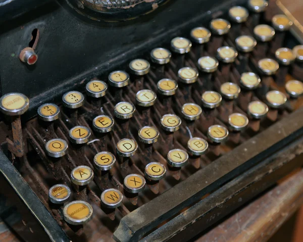 Retro black rusty typewriter with white keys — Stock Photo, Image