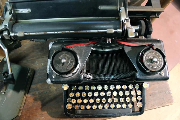 Черная ржавая пишущая машинка, используемая машинистами не один раз — стоковое фото