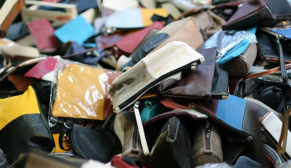 Fall och läderväskor av olika storlekar till salu — Stockfoto