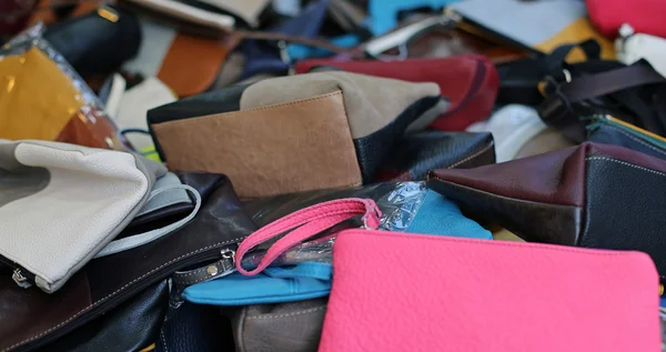 Чехлы и кожаные сумки различных размеров в продаже на рынке — стоковое фото