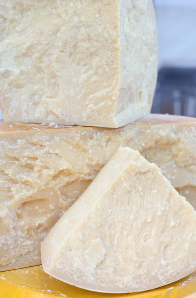 Saboroso grande queijo italiano temperado para venda em laticínios — Fotografia de Stock