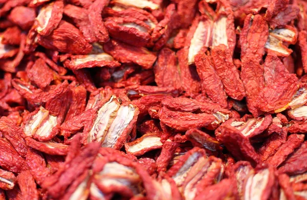 Getrocknete rote Tomaten zum Verkauf auf dem Markt von Italien — Stockfoto