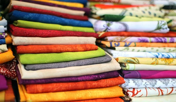 Spousta barevné tkaniny ubrusy pro prodej v městském tržišti — Stock fotografie
