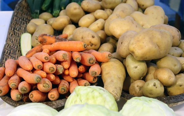 Seizoensgebonden groenten slechts farmer's tuin collectie — Stockfoto