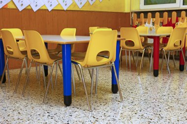 Sarı sandalye ve genç çocuklar için bir okul tezgahları