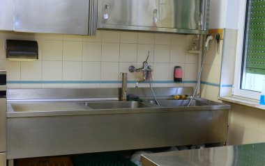 lavabo ve okul CA bir endüstriyel mutfak tezgah