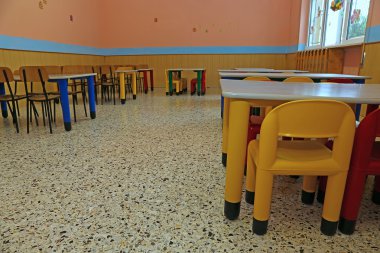 yemek odası, küçük sandalye ile genç çocuklar için bir okul ve