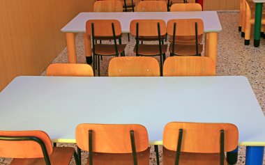 sandalye ve masa anaokulunda bir yemekhane