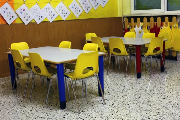 Sala de aula de um quarto de crianças com as pequenas cadeiras amarelas — Fotografia de Stock