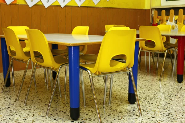 Класс школы с маленькими желтыми стульями — стоковое фото