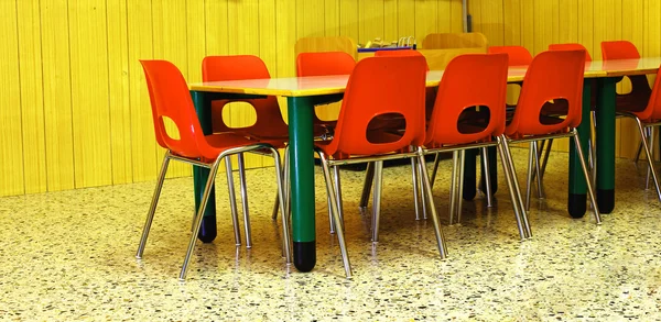 Små röda stolar i en plantskola för barn — Stockfoto