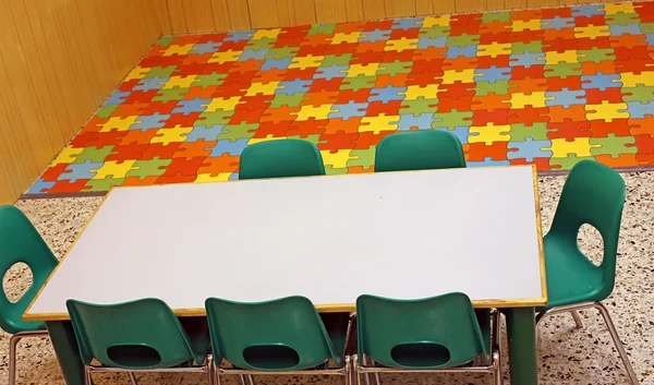 Zielone krzesła w przedszkolu dla dzieci — Zdjęcie stockowe