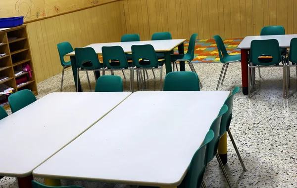 Piccole sedie verdi e panchine di una scuola per bambini piccoli — Foto Stock