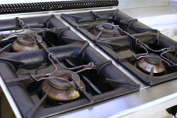 Cocina de gas en una cocina industrial en el comedor de la escuela — Foto de Stock