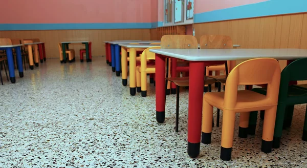 Sedie di un refettorio della mensa scolastica — Foto Stock
