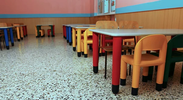 Stoelen voor een refter van de school kantine — Stockfoto