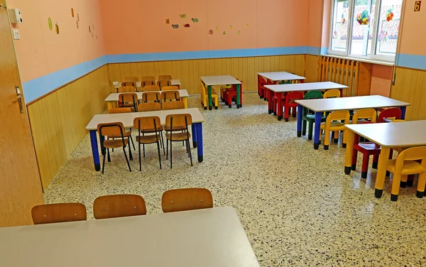 점심 시간 전에 학교 매점의 큰 구내 식당 — 스톡 사진