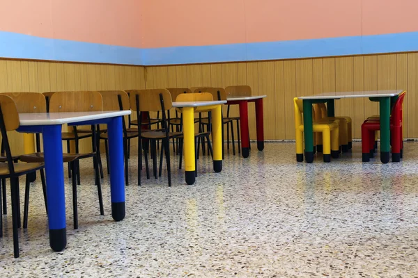 Chaises et tables d'un réfectoire à la maternelle — Photo