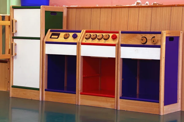 Модель деревянной кухни для игры в детском саду — стоковое фото