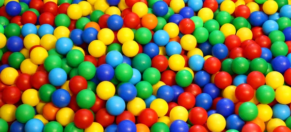 Bola de plástico de color en la piscina del juego — Foto de Stock