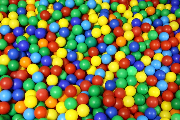 Veel van blauw groen rood geel gekleurde bollen in een pool van bal — Stockfoto