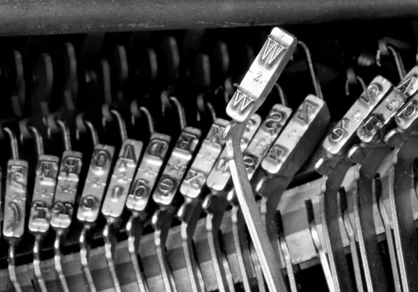 Marteaux W pour écrire avec une ancienne machine à écrire manuelle — Photo