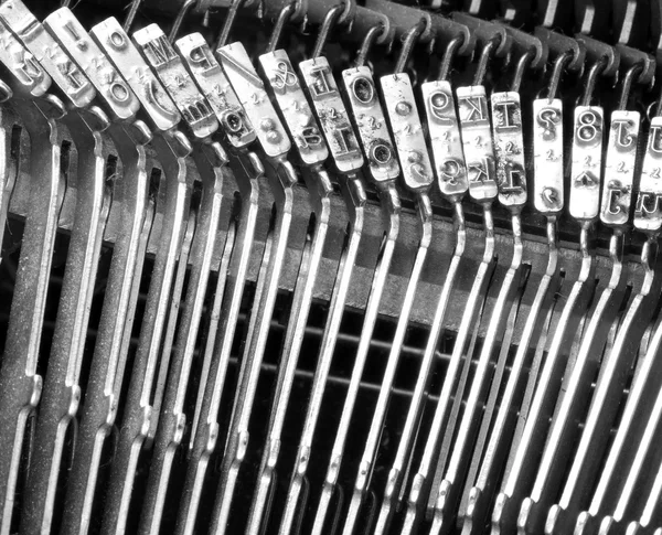 Martillos de acero para escribir con una máquina de escribir antigua —  Fotos de Stock