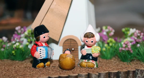 Kerststal met heilige familie in Nederlandse stijl en een windmolen — Stockfoto