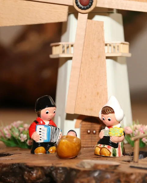 Presepe con Sacra Famiglia in stile olandese e mulino a vento — Foto Stock