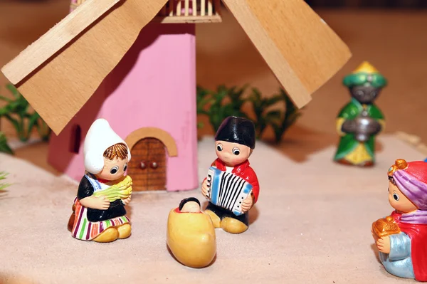 Julkrubba med heliga familjen i holländsk stil och en väderkvarn — Stockfoto