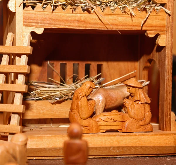Kerststal met heilige familie in hout — Stockfoto