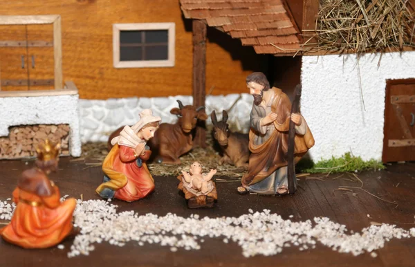 Presepe con Sacra Famiglia in stile tradizionale napoletano — Foto Stock