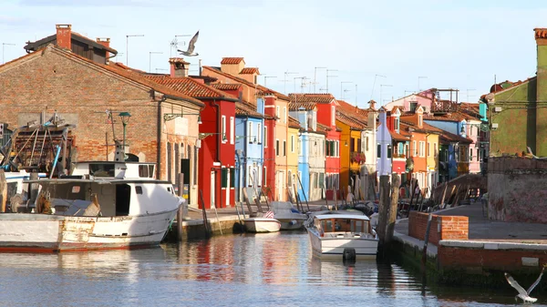 Domy na wyspie Burano z żeglugi śródlądowej w pobliżu Wenecji — Zdjęcie stockowe