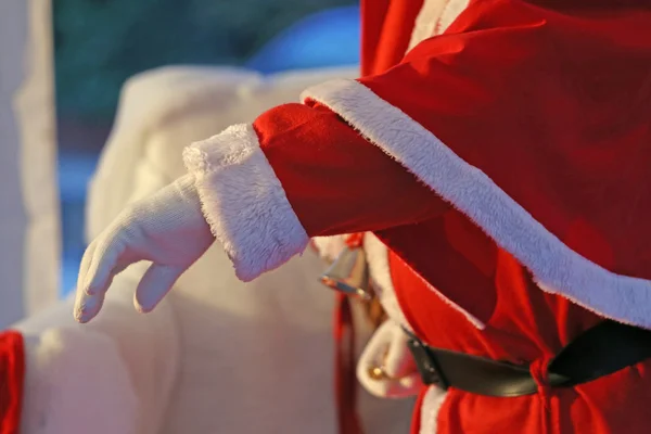 Santa wyciągniętą ręką, która wita wszystkich dzieci — Zdjęcie stockowe