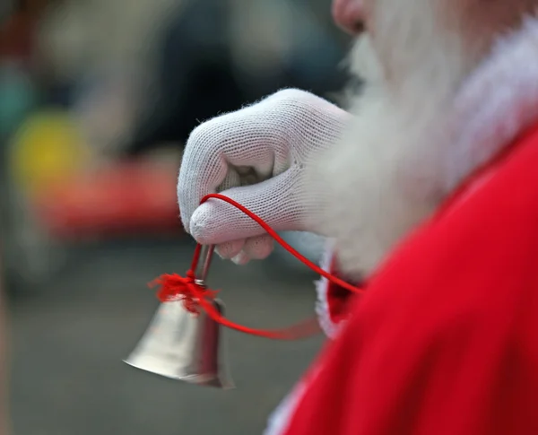 Srebrny dzwon trochę od Świętego Mikołaja z białych rękawiczkach — Zdjęcie stockowe