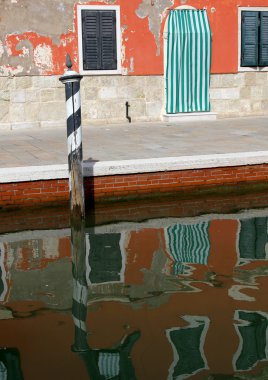 Burano adanın renkli evler kanal yansıyan
