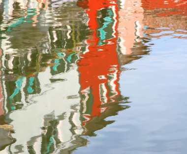 Burano Adası su yansıyan renkli evleri